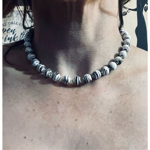 CUTE SWIRL BLACK AND WHITE BEAD CHOKER NECKLACE - Picture 1 of 7